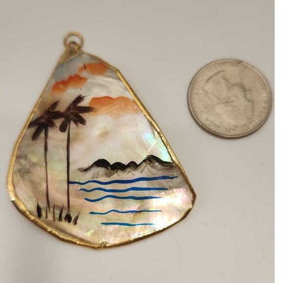 Handmade Jewelry - Vintage Gold Edged Painted Shell Pendant EUC
